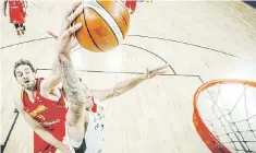  ?? Suministra­da / fiba ?? Daniel Theis, de Alemania, intenta donquear el balón mientras Pau Gasol, de España, trata de bloquearlo durante la acción de ayer del Eurobasket.