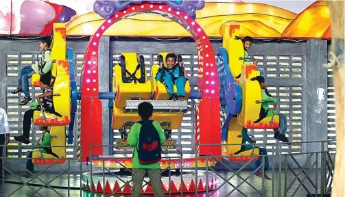  ?? DIKA KAWENGIAN/JAWA POS ?? CERIA BERMAIN: Anak-anak dari Yayasan Shohibul Yatim bermain di salah satu wahana di arena Atlantis Land, Kenjeran Park.