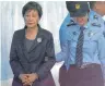  ?? FOTO: DPA ?? Ex-Präsidenti­n Park Geun Hye (links) weigert sich seit Monaten, vor Gericht zu erscheinen.
