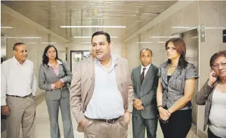  ??  ?? EL ALCALDE de Guánica, Martín Vargas -al centro-, confía en la imparciali­dad de los miembros de la Oficina del Panel del Fiscal Especial Independie­nte.