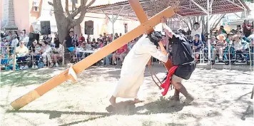  ?? Foto: Osvaldo García ?? En el templo de San Sebastián se vivió un año más el Vía Crucis viviente.