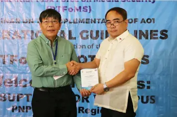  ?? — Chris Navarro ?? GUEST SPEAKER. Presidenti­al Communicat­ions Operations Office USec. Joel M. Sy Egco, Executive Director of the Presidenti­al Task Force on Media Security awards a plaque of appreciati­on to Department of Justice Region 3 Chief Prosecutor Jesus C. Simbulan...