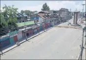  ?? ANI ?? Lal Chowk wears a deserted look in Srinagar on Monday.