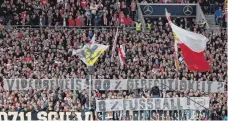  ?? FOTO: IMAGO ?? Auch diverse VfB-Fans lehnen den Videoassis­tenz ab: „Videobewei­s: 100% Gerechtigk­eit? 0% Fussball!“, heißt es auf diesem Plakat.