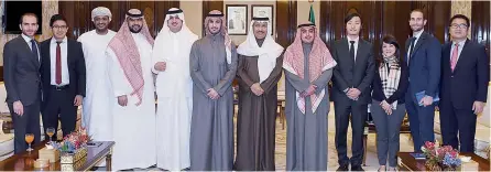  ??  ?? His Highness the Prime Minister Sheikh Jaber Al-Mubarak Al-Hamad Al-Sabah meets with graduates of Harvard University.