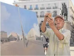  ?? // REPORTAJE GRÁFICO▶ ISABEL PERMUY ?? UNA RUTINA (CASI) DIARIA
De arriba abajo, Antonio López, en la sede de la Comunidad de Madrid, cogiendo uno de sus dos cuadros, llevándolo a la Puerta del Sol y trabajando