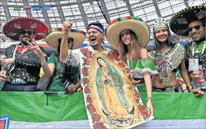  ??  ?? FIDELIDAD. Más de cuarenta mil mexicanos acudieron ayer al Olímpico de Luzhniki para ver el debut del Tri ante Alemania y festejaron su triunfo.