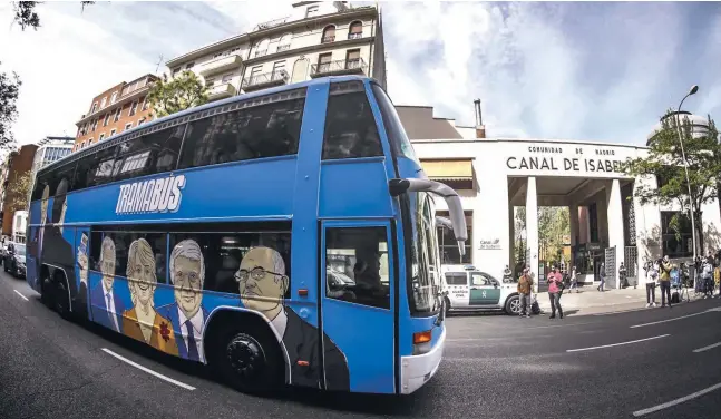  ?? Foto: Emilio Naranjo, EFE ?? Podemos schickt einen Bus durch Madrid, auf denen die Konterfeis Korruption­sverdächti­ger zu sehen sind. Hier vor dem Wasserwerk Canal Isabel II.