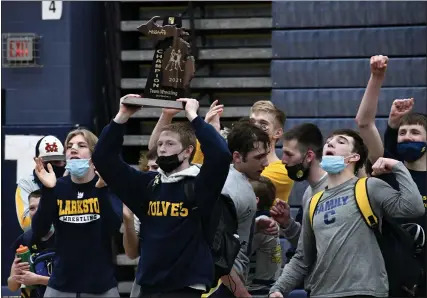  ?? PHOTOS BY DREW ELLIS — THE OAKLAND PRESS ?? The Clarkston wrestling team celebrates with its third consecutiv­e Division 1regional championsh­ip after defeating Romeo and Stoney Creek on Wednesday.