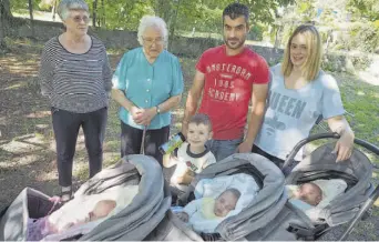  ?? [MERCE ARES] ?? Familia de Rois con los trillizos nacidos el año pasado y sus padres, Raquel Gil e Isidro Pérez