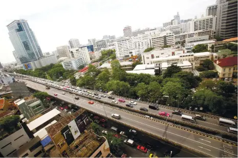  ?? (AP FOTO) ?? WHAT CEMENTED THIS FRIENDSHIP? In this June 28, 2016 photo, cars cross the Thai-Japanese friendship bridge in Bangkok, Thailand. The mutual affection between these two nations is rare in Asia, where historical, political and territoria­l tensions often...