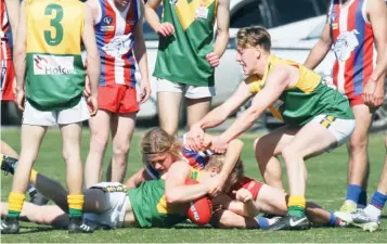  ??  ?? Garfield’s Ethan Sauze battles for the ball at the bottom of the pack with Phillip Island’s Brodie Anderson.