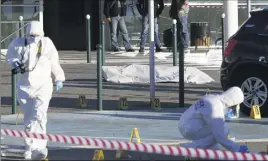  ??  ?? La police scientifiq­ue a effectué, sur le parking de l’aéroport de Bastia, les constatati­ons et prélèvemen­ts sur la scène de la fusillade. (Photo AFP)