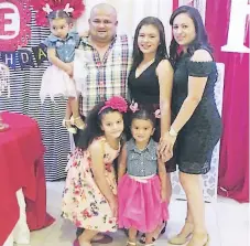  ??  ?? FAMILIA. Efraín Díaz y Yajaira Mejía junto a la cumpleañer­a y sus otras tres pequeñas hijas durante la fiesta en Santa Rita, Yoro.