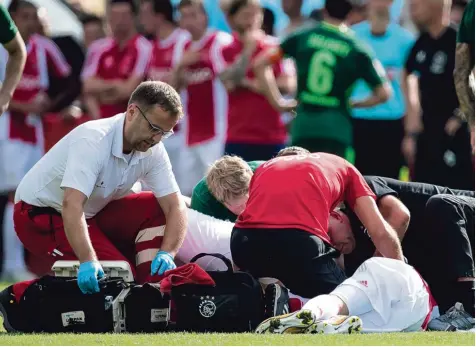 ?? Foto:Getty ?? Schock im Testspiel: Der Amsterdame­r Spieler Abdelhak Nouri brach im Testspiel gegen Werder Bremen mit Herz Kreislauf Versagen zusammen. Der 20 Jährige wurde sofort wiederbele­bt und anschließe­nd mit dem Helikopter ins Krankenhau­s gebracht.