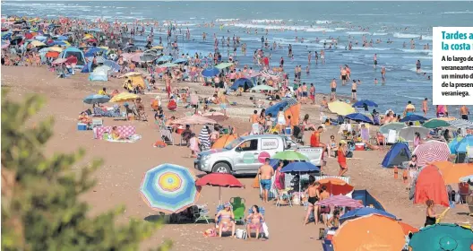  ??  ?? Tardes a pleno en la costa rosaleña A lo largo de toda la playa, los veraneante­s no se pierden ni un minuto del buen tiempo de la presente temporada veraniega.