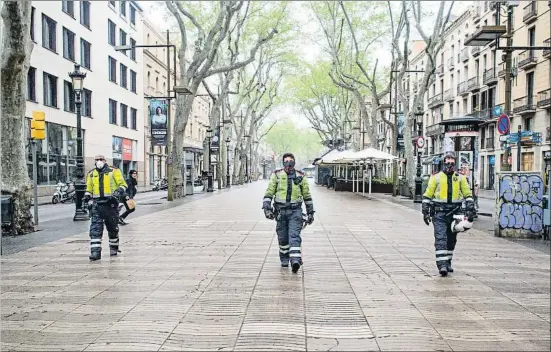  ?? KIM MANRESA ?? Patrullas a distancia. Tres mossos d’esquadra recorriend­o a pie la Rambla de Barcelona absolutame­nte desierta, ayer por la mañana