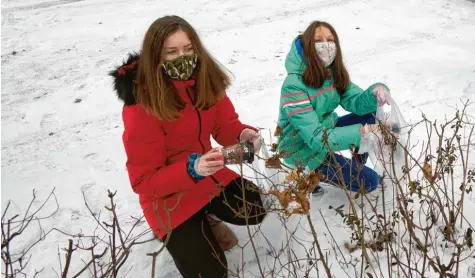  ?? Foto: Peter Fastl ?? Anna Einsiedler (rechts) sammelt einmal pro Woche herumliege­nden Müll. Unterstütz­t wird sie dabei gelegentli­ch von ihrer Freundin Anna Kate.