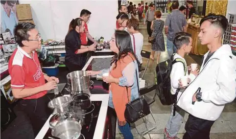  ??  ?? PENGUNJUNG yang hadir di pameran Perfect Livin yang berlangsun­g di pusat beli-belah Mid Valley.