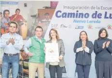  ??  ?? Mariana Gómez, presidenta del DIF de Tamaulipas, recibió el premio de manos de Fernando César Luna, directivo del DIF Nacional.