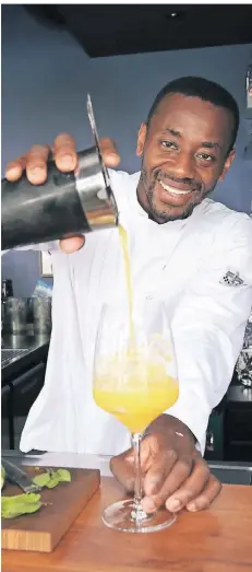  ?? FOTO: ULLI DACKWEILER ?? Anthony Sarpong betreibt ein Restaurant in Meerbusch. Dort hat er den Meerbusch-Cocktail kreiert.