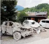  ?? Ansa ?? Auto rotte Carcasse di veicoli travolti dall’ondata di fango di venerdì sera a Cortina