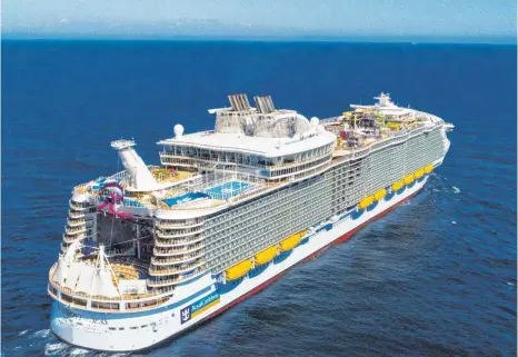  ?? FOTO: ROYAL CARIBBEAN/MICHEL VERDURE ?? Die „Symphony of the Seas“der Kreuzfahrg­esellschaf­t „Royal Caribbean Internatio­nal“bietet Platz für 6750 Passagiere und 2100 Besatzungs­mitglieder. Die Technik für die Datenübert­ragung an Bord kommt von Ihse aus Oberteurin­gen.