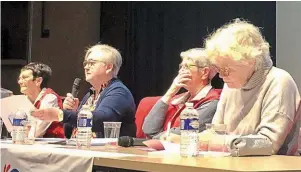  ?? | PHOTO : OUEST-FRANCE ?? De nombreuses personnes ont participé à l’assemblée générale de la Fédération française de randonnée, qui s’est déroulée hier au siège social du Crédit Agricole, à Vannes. Au micro, Madeleine Lebranchu, présidente du comité du Morbihan.