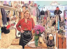  ?? FOTO: MARC INGEL ?? Janice Geelen liebt ihren Laden, in dem sie Kleidung, Krimskrams und manchmal auch ein bisschen Kitsch verkauft.
