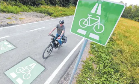  ?? FOTO: ARNE DEDERT/DPA ?? Grobschätz­ung: Vier Millionen Euro wird der Streckenab­schnitt des Radschnell­wegs durch Weingarten kosten.