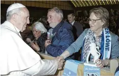  ?? Foto: Antony Power ?? Die Neuburgeri­n Jutta Schnell, Fanbeauftr­agte des TSV 1860 München, bei einer Au dienz bei Papst Franziskus im Vatikan.