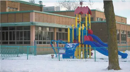  ?? JACQUES NADEAU LE DEVOIR ?? Les pompiers ont mesuré un taux élevé de monoxyde de carbone dans la chaufferie de l’école primaire des Découvreur­s.