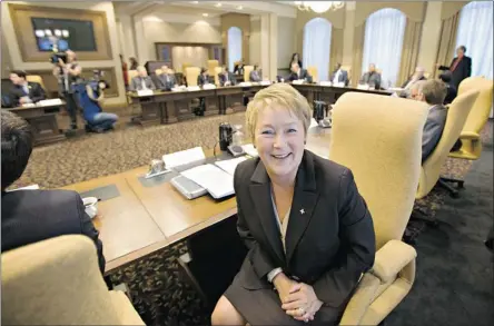  ?? JACQUES BOISSINOT/ THE CANADIAN PRESS ?? Premier Pauline Marois presides over her first cabinet meeting in Quebec City. “I intend to act rapidly to offer results to Quebecers.”