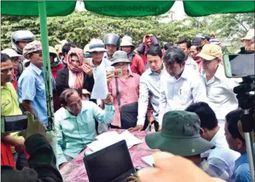  ?? FRESH NEWS ?? Provincial officials on Wednesday meet with villagers in Kandal Stung district who are in a land dispute with a little-known company called Min Yu Cultural Foundation.