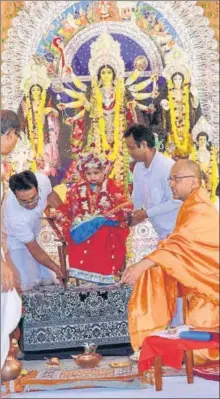  ?? DHEERAJ DHAWAN/HT PHOTO ?? ‘Kumari Pujan’ being performed at the Ramkrishna Math in Lucknow on Sunday.