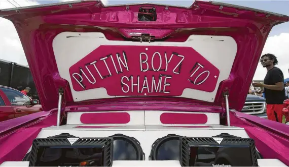  ?? Photos by Yi-Chin Lee / Staff photograph­er ?? A pink Cadillac sends a message to other car owners at the Houston SLAB Holiday gathering recently.