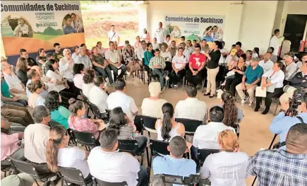  ??  ?? Sánchez Cerén indicó, durante su intervenci­ón, que las demandas de los habitantes de Suchitoto se enmarcan en áreas de productivi­dad, conectivid­ad, educación, medio ambiente y desarrollo de programas para la juventud.