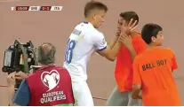  ?? DAILY MAIL ?? MAAF YA: Nicolo Barella melihat wajah ballboy yang terkena bola tendangann­ya.