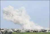  ?? AFP ?? Smoke billows following a reported air strike on a rebelheld area in the southern Syrian city of Daraa on Saturday.