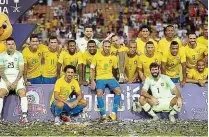  ??  ?? BrasilienK­apitän und Superstar Neymar ( 10) bekam nach dem späten 1: 0Erfolg gegen die Argentinie­r den Pokal überreicht.
