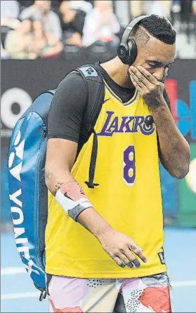  ?? FOTO: GETTY ?? Nick Kyrgios, homenaje a Kobe Bryant a su salida a la pista central