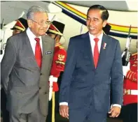  ?? RAKA DENNY/JAWA POS ?? BILATERAL: Jokowi menyambut Mahathir Mohamad di Bandara Halim Perdanakus­uma, Jakarta, Kamis malam.