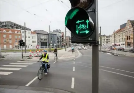  ?? FOTO WIM KEMPENAERS ?? Het kruispunt aan de Londenbrug is een van de plekken waar het proefproje­ct werd stopgezet.