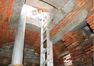  ?? ?? Vestigios del pasado.
A la izquierda, una posible cámara séptica hallada bajo el Cuartel de Dragones de Maldonado. A la derecha, túnel bajo la librería Linardi & Risso de la Ciudad Vieja de Montevideo.