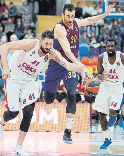  ?? FOTO: EFE ?? Víctor Claver, alero del Barça Lassa, luchando por un balón ante Nikita Kurbanov y Othello Hunter, del CSKA Moscú