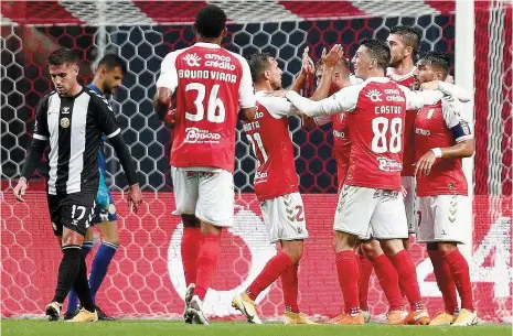  ??  ?? Equipa do Braga festeja com Iuri Medeiros o acrobático lance do 2-0