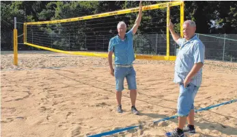  ?? FOTO: SIMON SCHNEIDER ?? Die beiden Vorsitzend­en des Tennisclub­s Nendingen, Klemens Seifried (links) und Wolfgang Rechle, sind stolz auf die beiden neuen Beachvolle­yball-Felder und freuen sich auf die feierliche Eröffnung mit einem Turnier und einer Beachparty.