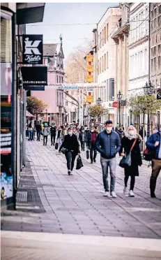  ?? RP-FOTO: ANNE ORTHEN ?? So sah es beim Oster-shopping in der Altstadt auf der Flinger Straße aus. Das Einkaufen bleibt dort vorerst möglich.