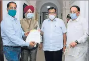  ?? HT PHOTO ?? ■
Union minister for road transport and highways Nitin Gadkari (C), with his cabinet colleague Hardeep Singh Puri, Rajya Sabha MP Shwait Malik (R) and former Punjab minister Anil Joshi (L) in New Delhi on Tuesday.