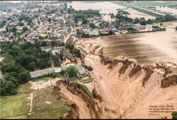  ?? FOTO AP ?? Erftstadt is bijna volledig van de kaart geveegd, wat overblijft is een afgrond vol puin.